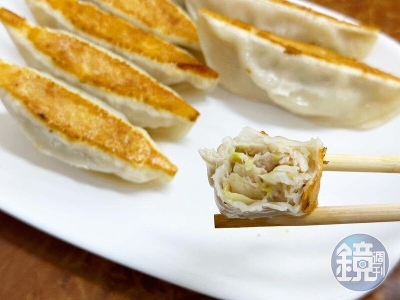 「鍋貼」底部焦紋可口誘人,肉餡鮮美不膩。(7元/個)
