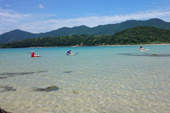 五島海水清澈,立槳彷彿漂浮於空中。