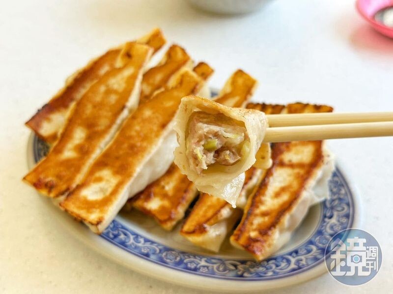 「鍋貼」都是熱騰騰起鍋,麵皮相當酥脆有Q勁,肉餡摻進了韭黃。(75元/10個)