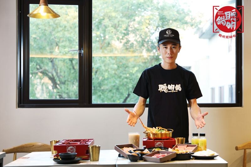 在林聰明沙鍋魚頭任職超過10年的資深店經理、聰明鍋主陳冠廷表示,消費可享自助飲料吧,招待鄉親免費喝,加點飲品也可以升級小奢華如阿里山冷泡茶、聰明洛梅飲等。(聰明鍋提供)
