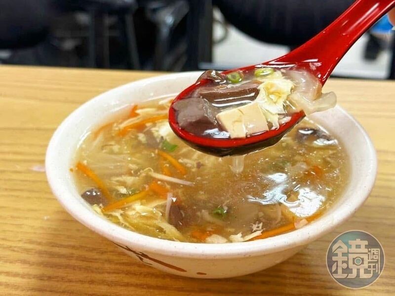 「酸辣湯」以蔬菜的甜味為主。(30元/碗)