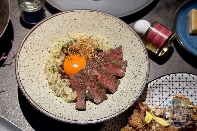 「月見牛肉飯/肉燥」以日本和牛燉煮肉燥,結合炭火香氣與蛋黃濃郁的風味,帶來日式丼飯的新體驗。(320元/份)