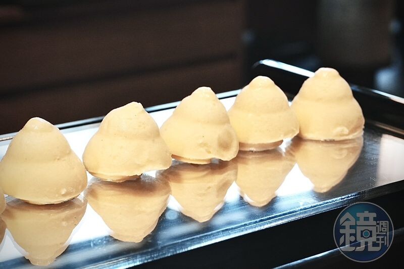 花枝漿製作的「冰淇淋豆腐」,滑嫩又紮實中帶有飽滿奶香,是無老鍋的必點品項。(40元/顆)