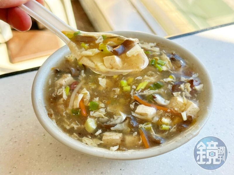 「酸辣湯」料多實在,勾芡較重一些。(45元/碗)
