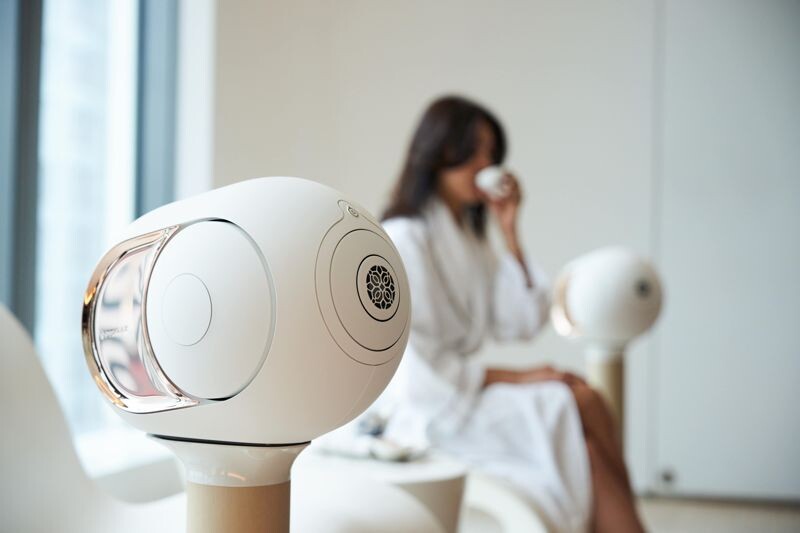 Devialet嚴選品牌旗艦款「Phantom I 108dB 無線揚聲器」立體聲組合,近來入駐台北W飯店的AWAY®紓壓艙。(台北W飯店提供)