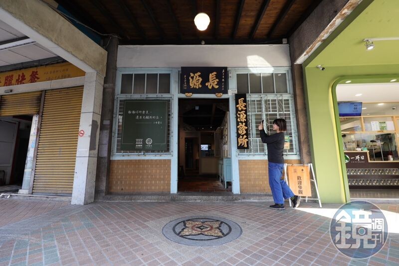 鹿港老街上的老屋「長源醫院」於去年經整修重新開張,變身歷史影像館讓民眾一探究竟。