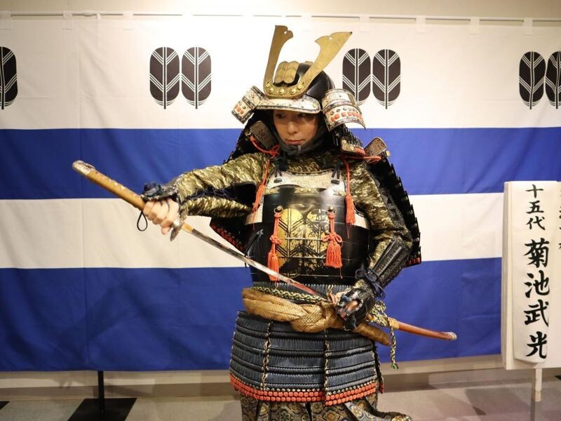 菊池觀光物產館內可體驗菊池武士盔甲變裝。(睿玟管理顧問有限公司提供)