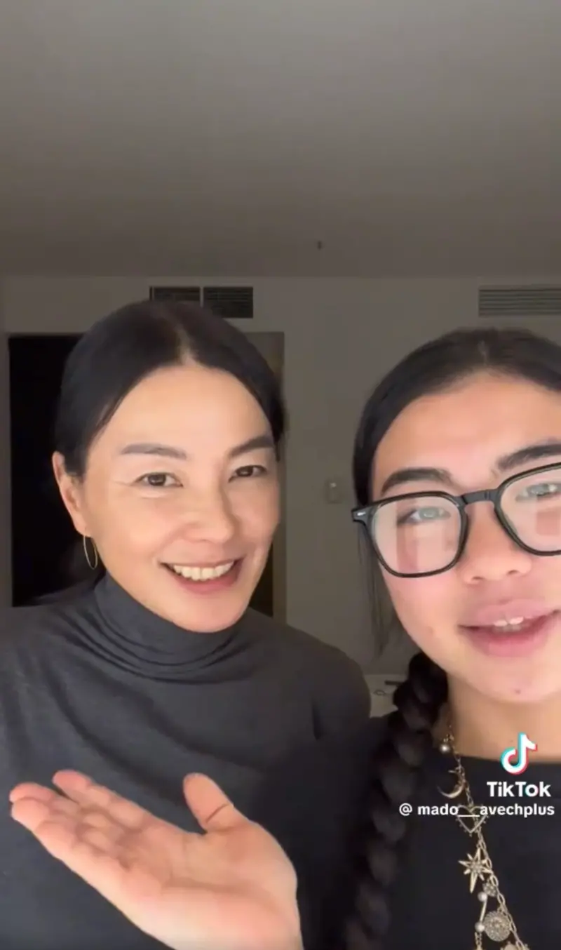 ▲江角真紀子(左)已經58歲,但皮膚緊緻透亮,狀態甚至比在一旁的女兒好。(圖/翻攝自@mado___avechplus TikTok)