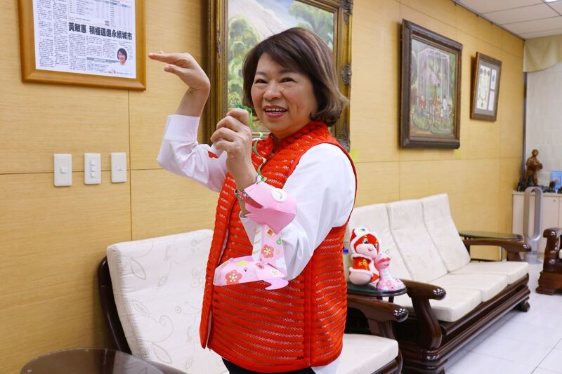 嘉義市長黃敏惠與小花蛇提燈。(嘉義市政府提供)