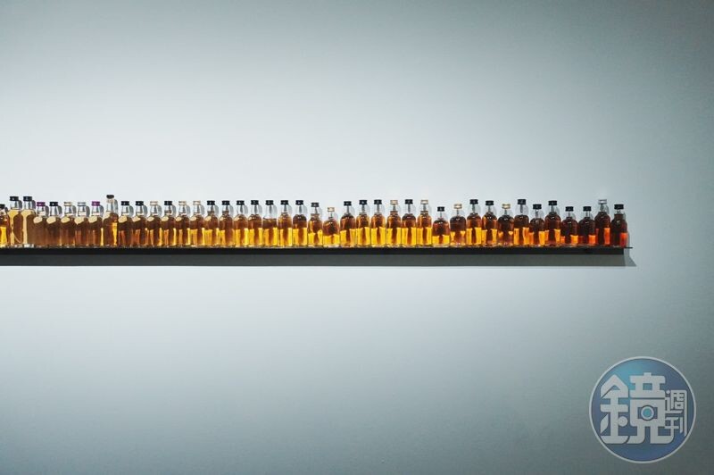 李明學的作品《Frequency》以試飲瓶排列成漸層彩象徵威士忌製程中時間的沉澱與變化,也反映出記憶中的層次與未來的無限可能性。