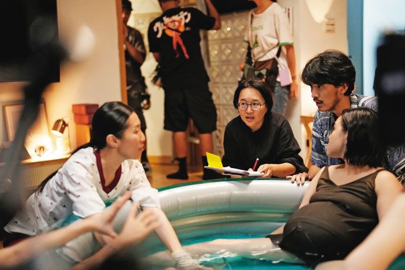 李念修(中)在現場百無禁忌、無所不聊,讓演員能敞開心房自在表演。(Netflix提供)