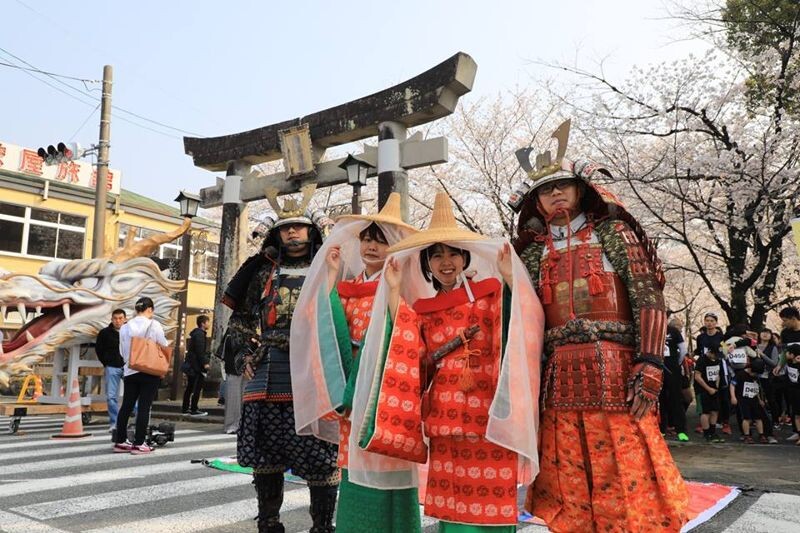 菊池櫻花馬拉松時沿途會有「菊池武士」幫忙加油打氣。(睿玟管理顧問有限公司提供)