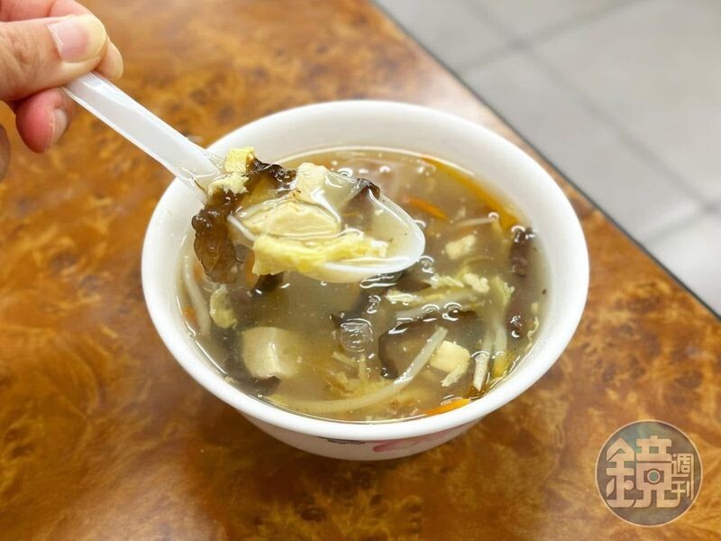 「酸辣湯」喝來爽口,不會有太濃稠的勾芡。(35元/碗)