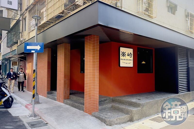 樂崎火鍋信義店座落於台北象山腳下,外觀設計宛如一間老派咖啡館。