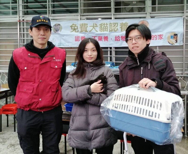新北市動保處呼籲民眾,在認養前應充分考慮自身的生活狀況,並做好終生飼養的規劃。(新北市動保處提供)