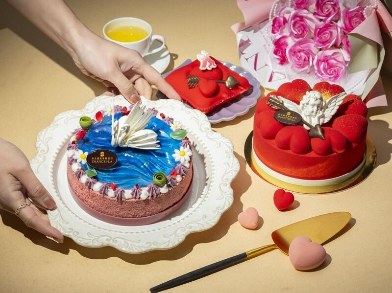 台北遠東香格里拉一樓The Cake Room即日起至2月14日推出「天鵝湖之戀」、「愛神邱比特」與「甜蜜抱抱」三款情人節蛋糕。(台北遠東香格里拉提供)