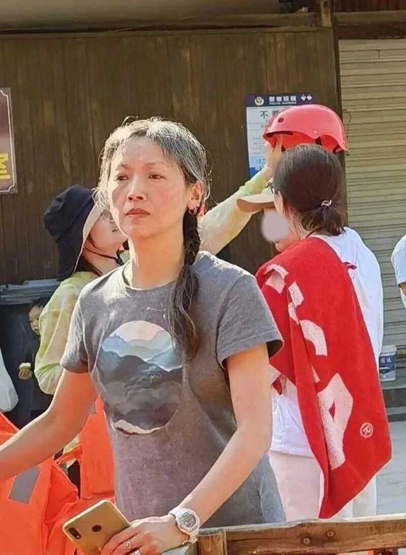 最近有網友在網上分享吳倩蓮素顏近照，一頭白髮讓許多網友感到驚訝。（翻攝微博）