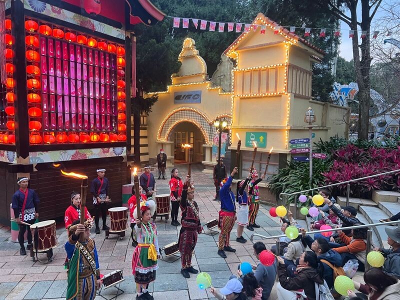 大祭師每日送出免費燈籠，邀請大家一起提燈賞夜櫻，熱鬧又極具儀式感。
