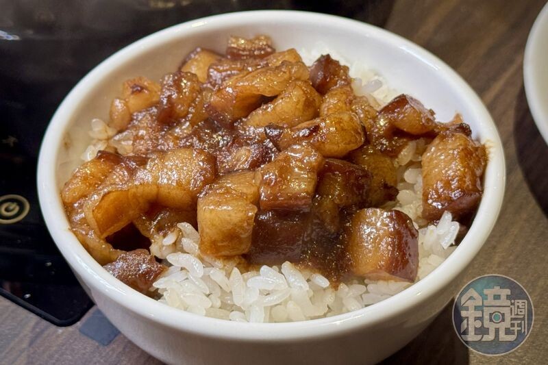 信義店自製的「黑金古早味滷肉飯」美味度完全不輸專門店。(可於附餐額外加價,15元/碗)