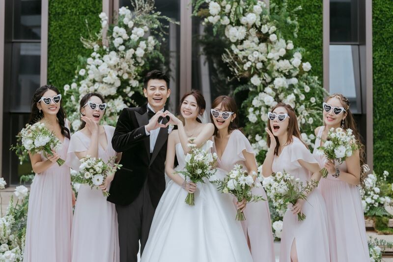 曾智希和伴娘團。(SJ Wedding鯊魚婚紗攝影)