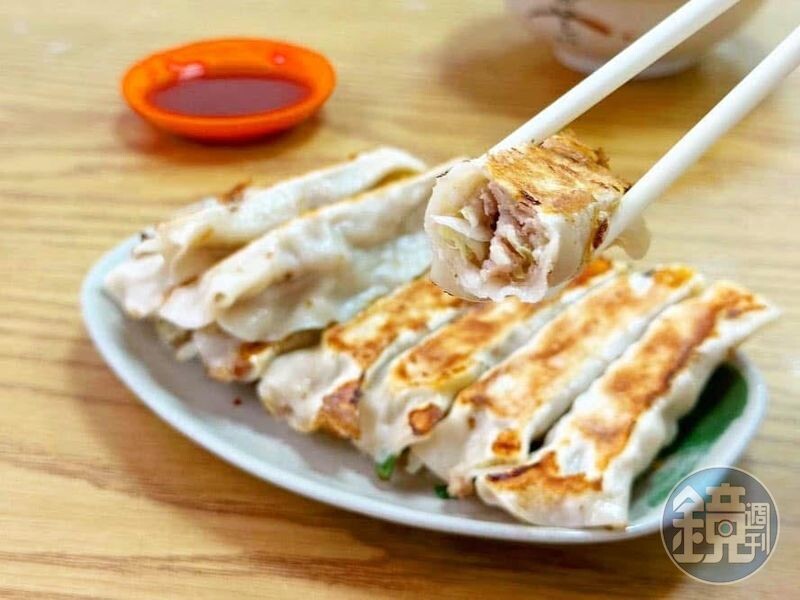 「鍋貼」煎得爽脆不油,沾特調鍋貼醬,香氣更佳。(6元/個)