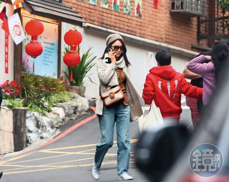 1/18 14:56,Melody(左)下午出門在家附近買了咖啡後,一陣亂晃又回家。