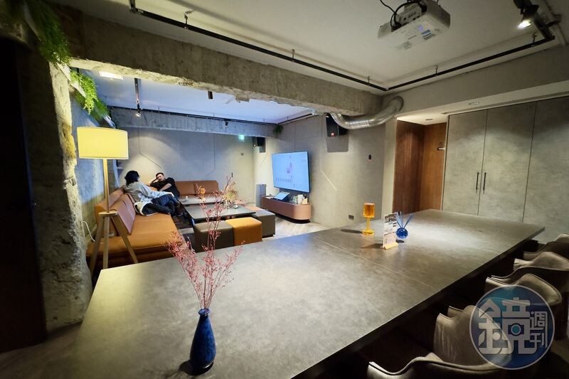 「UCHI吾居炭火餐酒」在地下室打造可容納20人的獨立包廂,備有KTV音響設備,適合舉辦慶生、派對或商務聚餐。