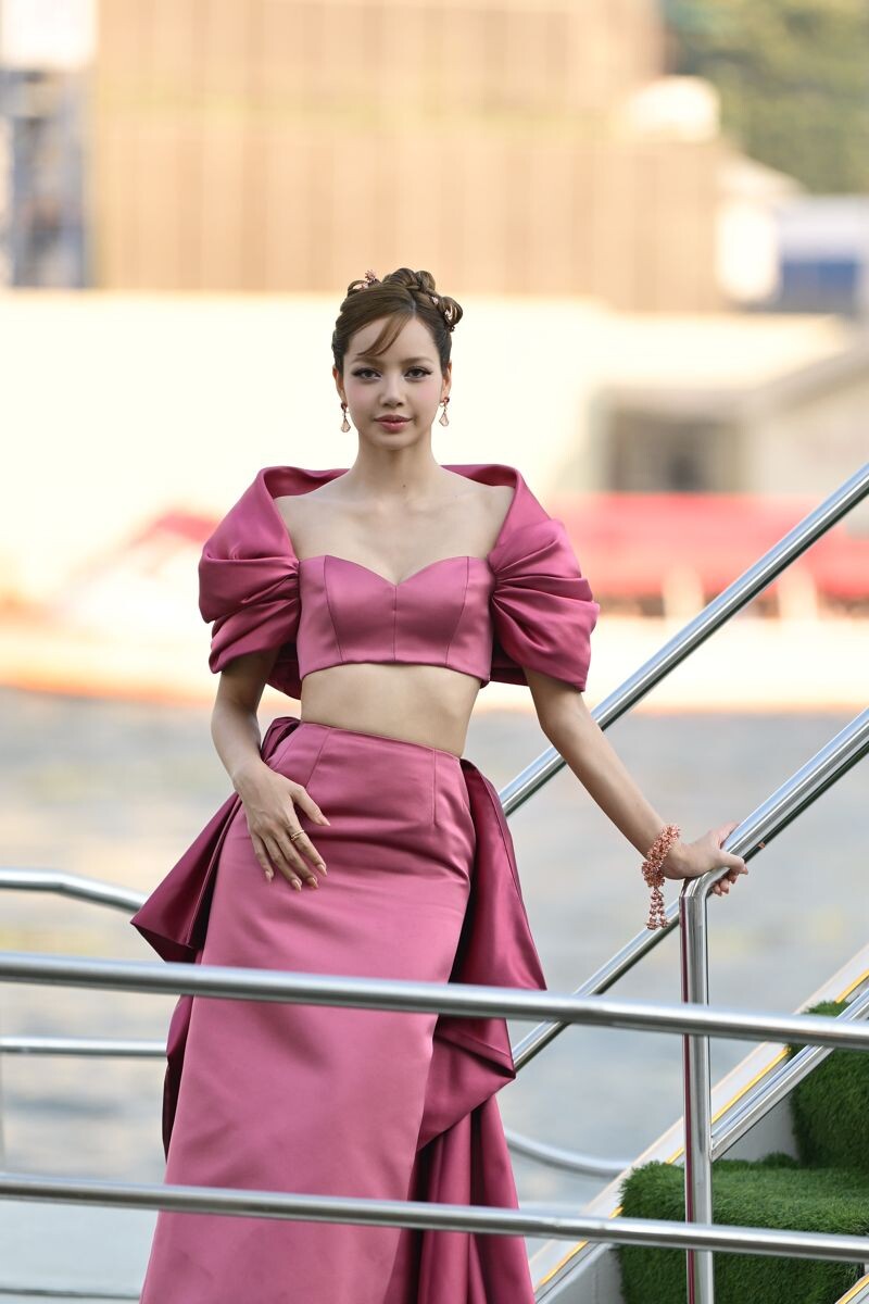 在曼谷首映典禮上，Lisa搭乘遊艇抵達碼頭。（HBO與Max提供）