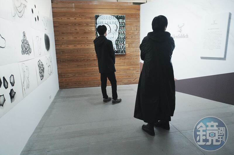 《彩虹在發生─蕭筑方・李明學雙人展》於藝廊中展現兩位台灣藝術家如何透過駐村創作,將東方哲學與蘇格蘭自然元素完美融合,呈現時間、空間與文化交織的藝術視野。