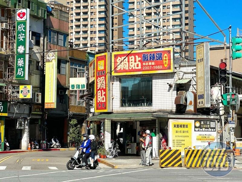 「佳佳香鍋貼萬華店」與永和店有兄弟關係,但後來各自經營管理。