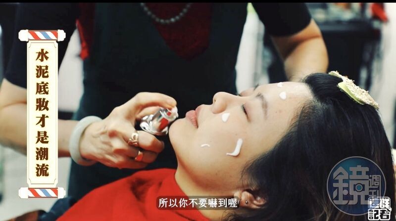 底妝真的不囉嗦，臉上多處直接擠上粉底液阿莎力大面積抹開。