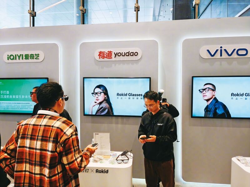 百度、小米等中國科技大廠樂觀看待AI眼鏡市場的發展,紛紛推出新品。(翻攝自微博)