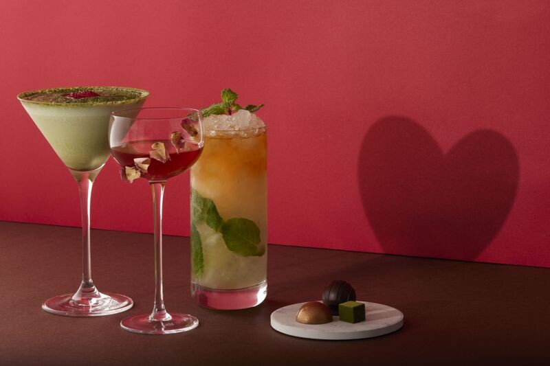 The Terrace大廳酒吧推出搭配「Feeling18」巧克力的三款情人節調酒,每杯420元,3杯再享組合價1,000元。(台北艾麗酒店提供)