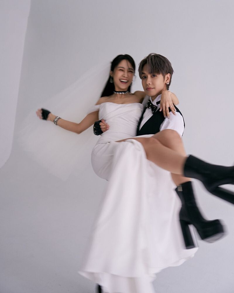 鼓鼓霸氣公主抱老婆大元。(翻攝鼓鼓INS)