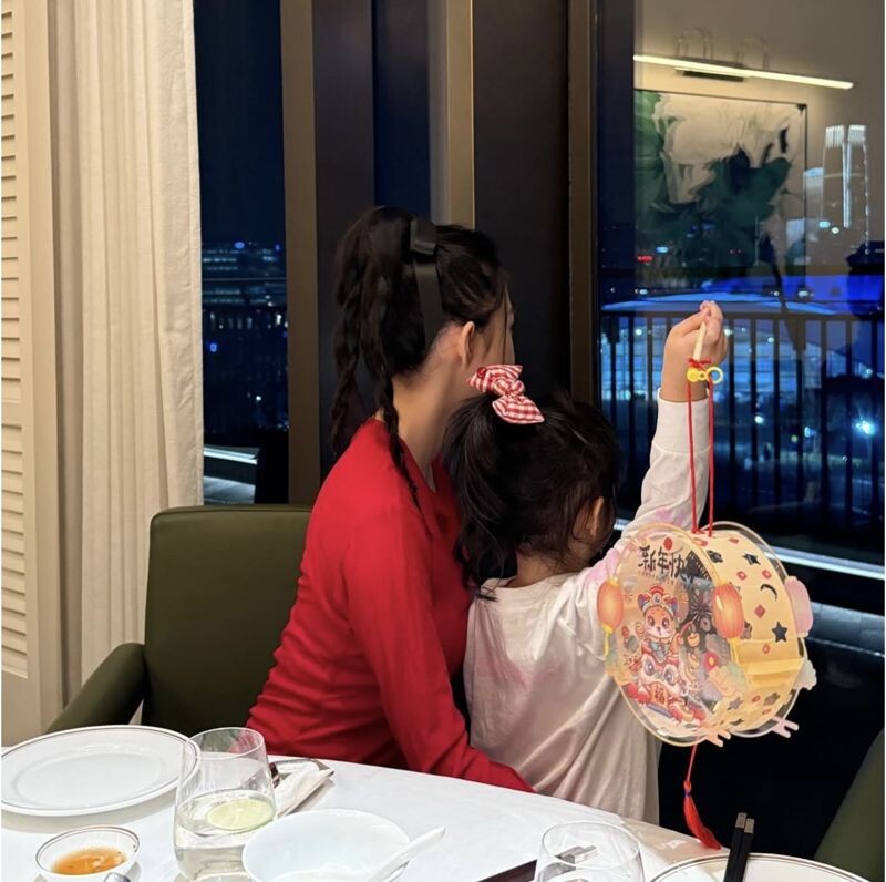 宣云與女兒在餐廳共度佳節，母女倆身穿紅色系服飾，充滿喜氣。（翻攝lunaay__IG）