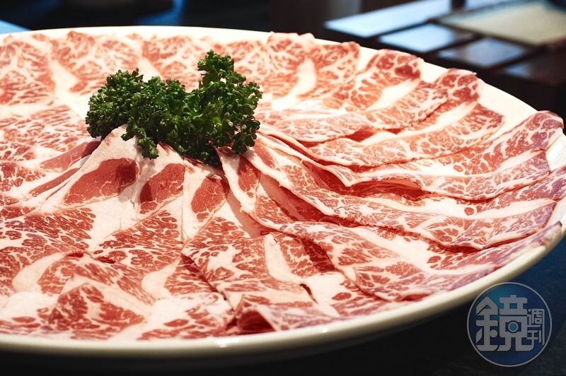 「無骨牛小排」油脂豐富,下鍋僅幾秒就可品嘗到肉的鮮美。(1,098元/份)