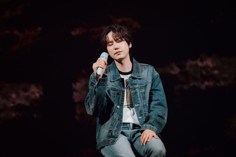 Super Junior的代表色珍珠藍,就是圭賢的代表色,果然團魂滿滿。(D-SHOW提供)