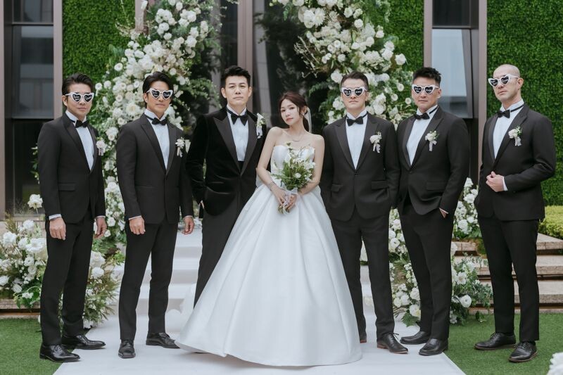 陳志強和伴郎團。(SJ Wedding鯊魚婚紗攝影)