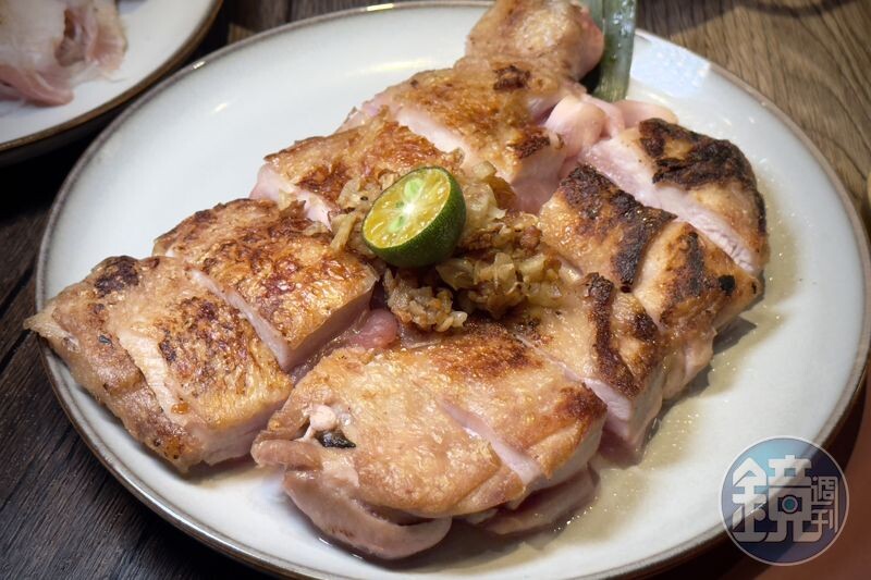 「蒜香嫩煎紅玉雞」上桌前先以蒜片爆香煎製,外皮金黃酥脆,入鍋後不過度油膩,反而能品嘗到香煎氣息與軟嫩肉質。(套餐499元起/份)