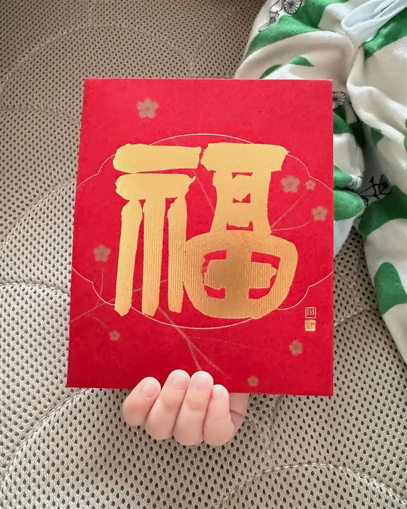 ▲曾之喬與辰亦儒的兒子露出小手拜年。(圖/翻攝自曾之喬IG)