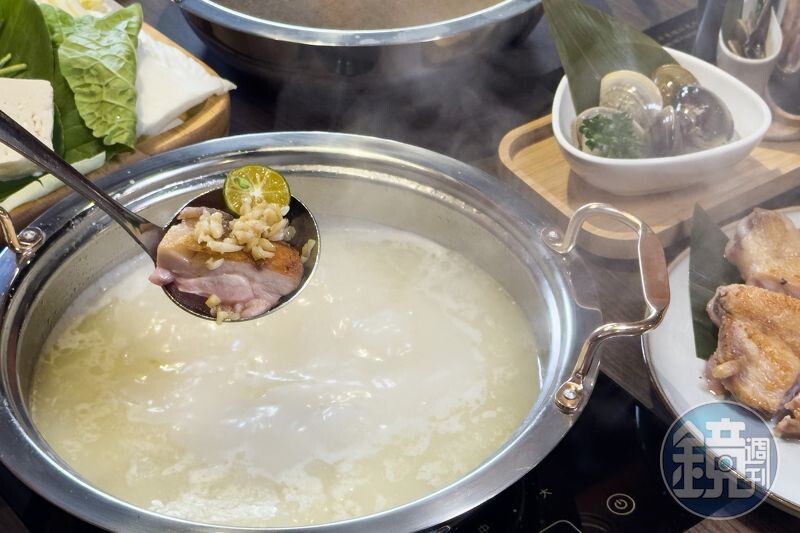 「濃厚蒜味雞白湯」鍋底以整隻新鮮雞隻,經4小時熬煮,再融入樂崎火鍋招牌原味湯底,最終誕生猶如雞白湯拉麵般誘人的乳白色湯品。