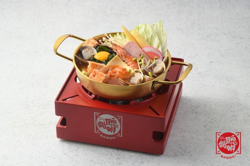 「聰明歐爸鍋」家傳豬骨高湯與韓式泡菜意外絕配。(359元起/份,聰明鍋提供)