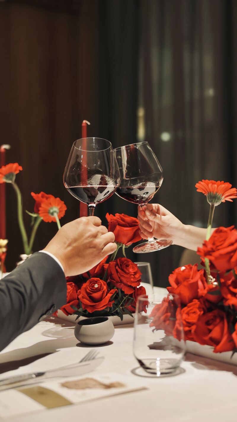 「Valentine Romance專屬包廂甜蜜時刻情人饗宴」包含12件式主廚套餐、7杯精選Full Pairing、浪漫花藝布置及專屬情人花禮和Élégance Brut Rosé法國粉紅香檳。(慕舍酒店提供)