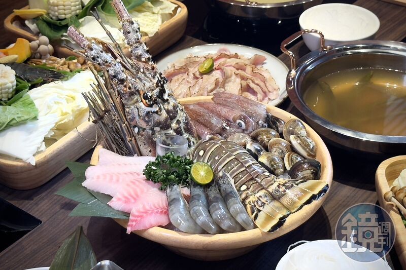 「極品龍蝦雙人套餐」不僅能吃到整隻龍蝦、小卷、鯛魚、白蝦、蛤利,還可雙拚包括霜降嫩肩牛或雪花牛等種類的10盎司肉盤。(雙人套餐2,180元/份)