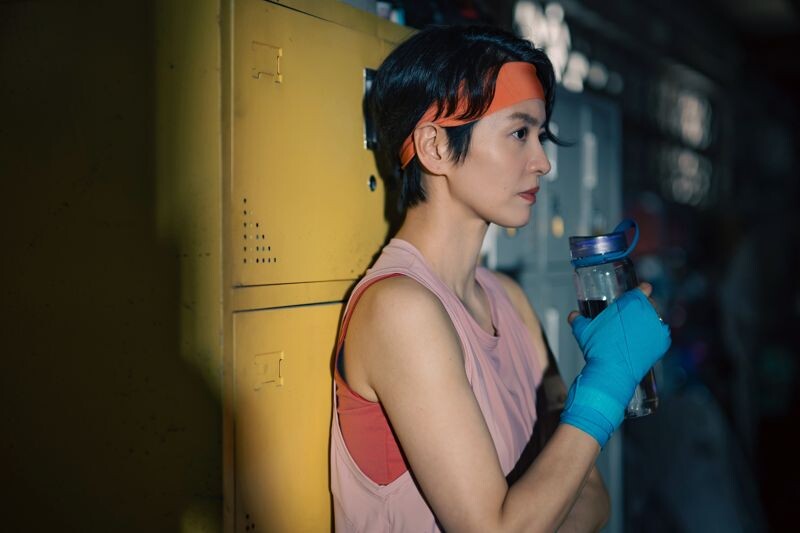 梁詠琪演出力圖復出的昔日一線女星,但也要接受特訓,上擂台打拳。(華映提供)