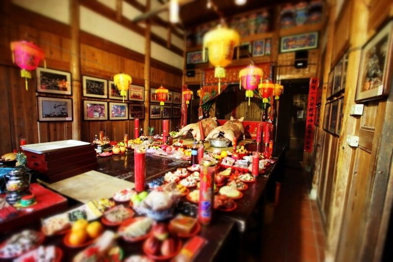 今年由「坂里境白馬尊王廟」主辦，廟裡的供桌上相當豐富。（坂里境白馬尊王廟提供）