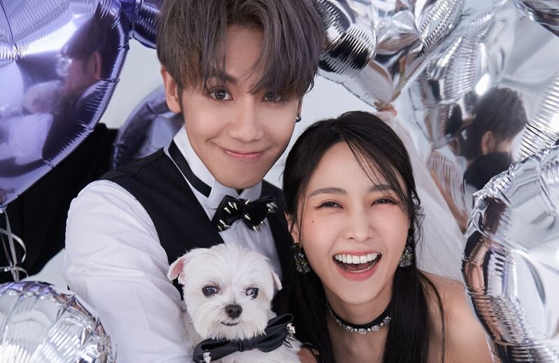 鼓鼓與大元宣布結婚,曬出與愛犬的全家福。(翻攝鼓鼓INS)