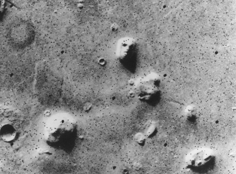 NASA維京1號軌道衛星曾在火星拍到「火星人臉」。(翻攝X@engineers_feed)
