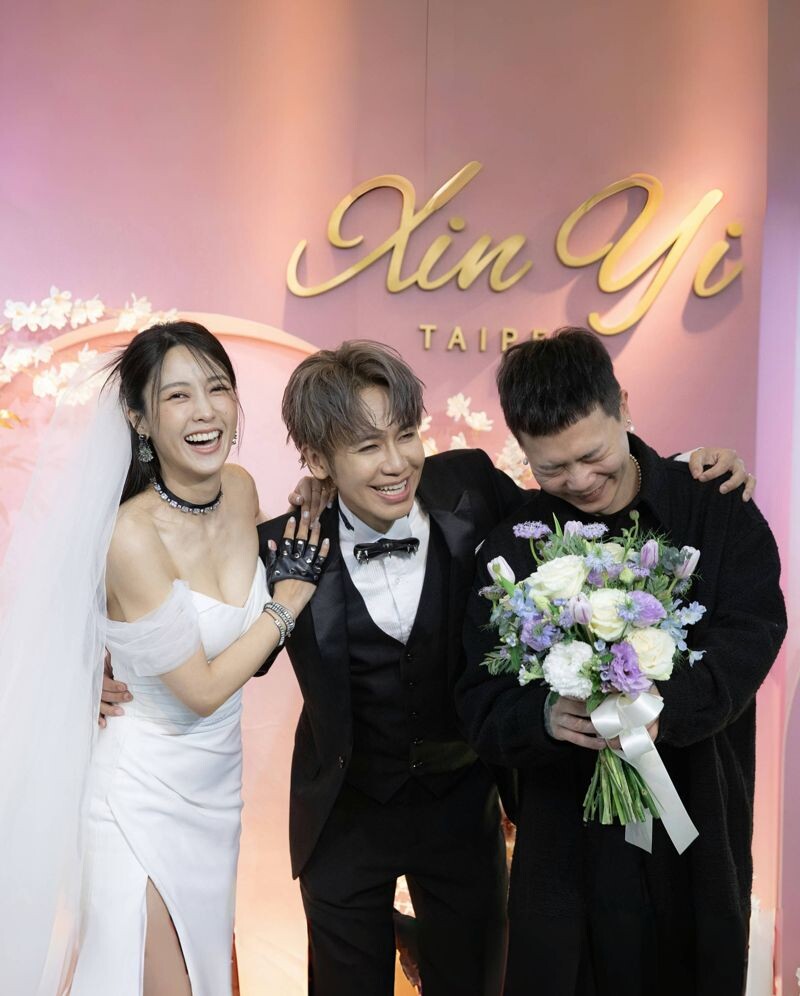 鼓鼓與大元登記結婚,請來好兄弟蕭秉治當證人見證幸福時刻。(翻攝鼓鼓INS)