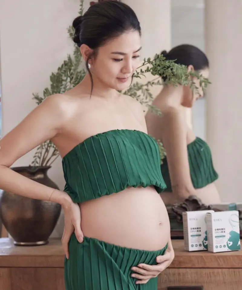 ▲洪小鈴捧孕肚，幸福說：「越來越有當媽媽的感覺了。」（圖／翻攝自洪小鈴IG）